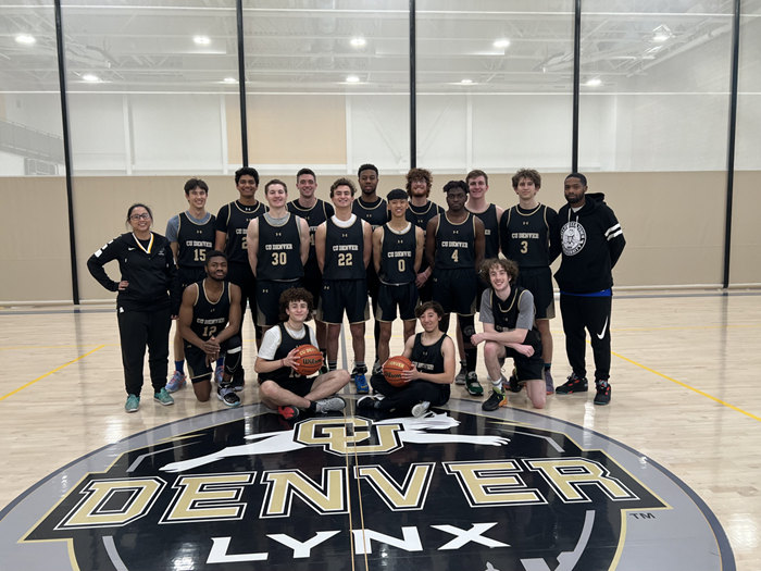 The CU Denver Men's Basketball team posing for a photo